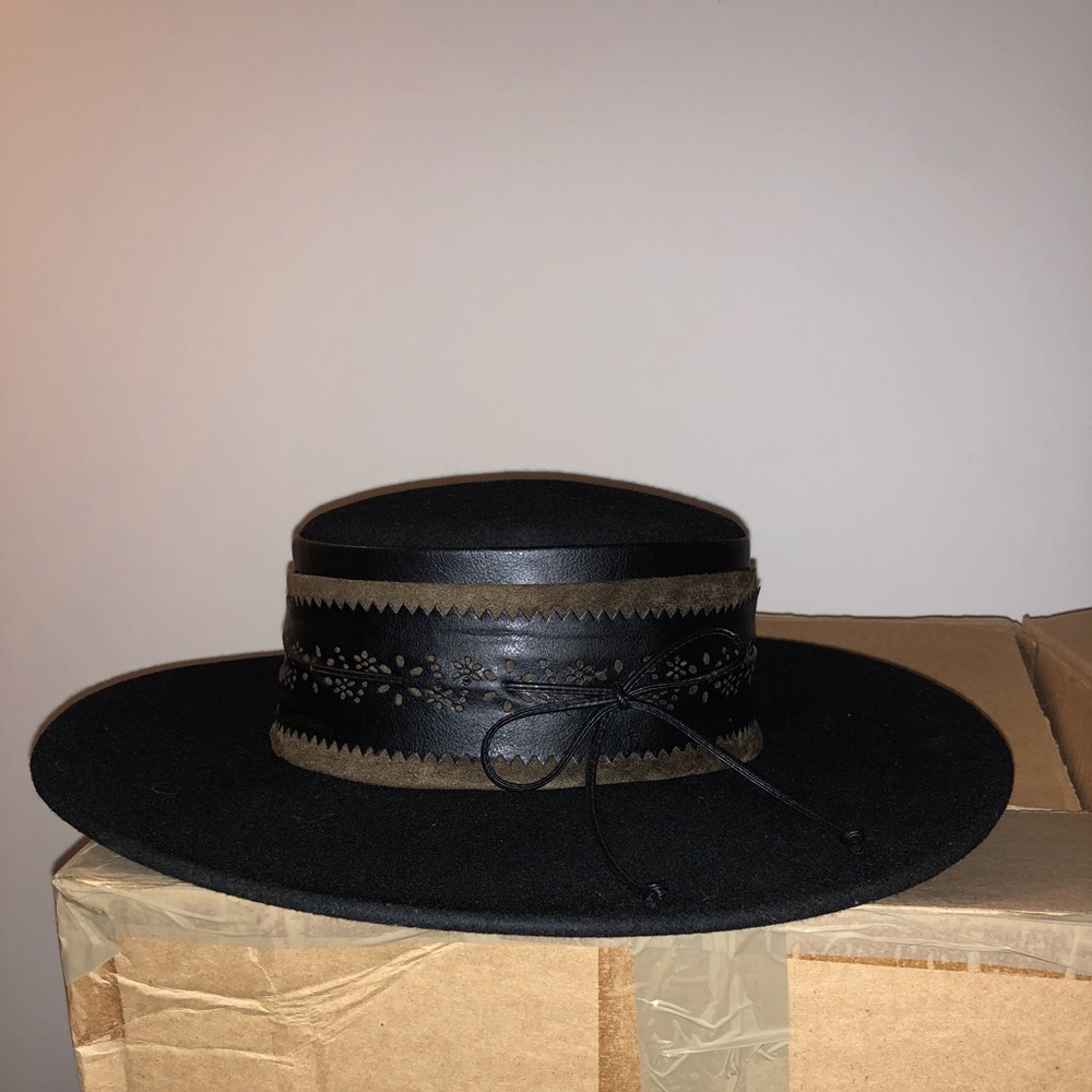 Black leather and suede hat